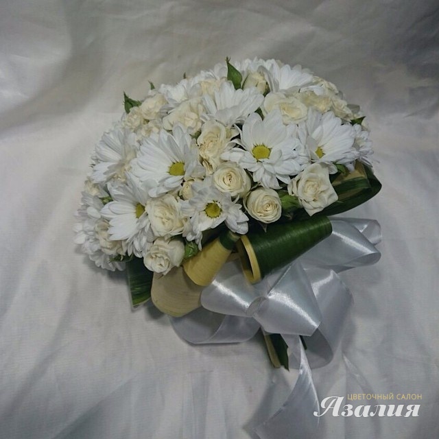Букет из белых цветов от Цветочного Салона "Азалия".